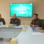 Tanggapi pemberitaan dari sejumlah media tentang tuduhan bahwa BAZNAS Jawa Barat telah melakukan kriminalisasi terhadap mantan pegawai yang dianggap sebagai whistleblower, akhirnya lembaga pengelola zakat infak dan sedekah milik pemerintah ini angkat bicara. BAZNAS Jawa Barat, melalui Wakil Ketua IV, H. Achmad Faisal S.Pd menyampaikan klarifikasi untuk menjawab tuduhan dan opini dari rilis yang dikeluarkan oleh LBH Bandung di sejumlah media.