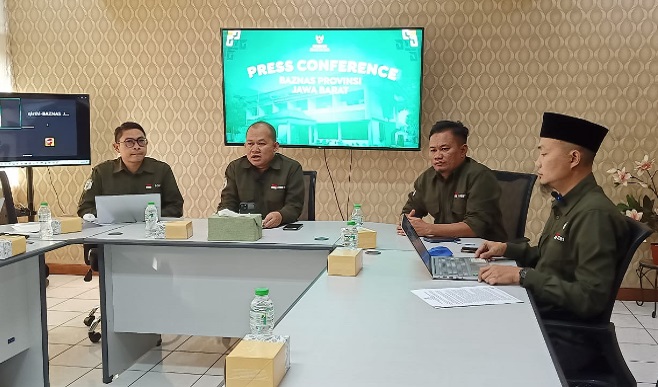 Tanggapi pemberitaan dari sejumlah media tentang tuduhan bahwa BAZNAS Jawa Barat telah melakukan kriminalisasi terhadap mantan pegawai yang dianggap sebagai whistleblower, akhirnya lembaga pengelola zakat infak dan sedekah milik pemerintah ini angkat bicara. BAZNAS Jawa Barat, melalui Wakil Ketua IV, H. Achmad Faisal S.Pd menyampaikan klarifikasi untuk menjawab tuduhan dan opini dari rilis yang dikeluarkan oleh LBH Bandung di sejumlah media.