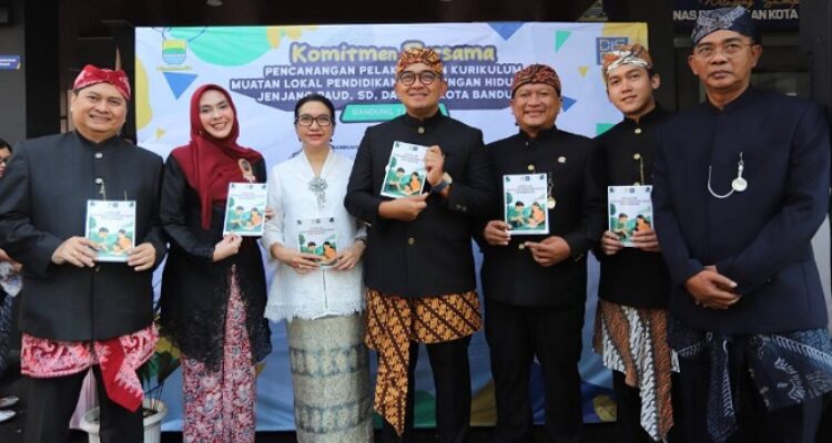 Anggota Komisi IV DPRD Kota Bandung, Elton Agus Marjan dan Muhamad Syahlevi Erwin Apandi menghadiri Upacara Hari Pendidikan Nasional (Hardiknas) 2025, di Kantor Dinas Pendidikan Kota Bandung, Jumat, 2 Mei 2025. Dalam kesempatan tersebut, juga hadir Wali Kota Bandung, Muhammad Farhan dan Pj Sekretaris Daerah Kota Bandung Iskandar Zulkarnaen.