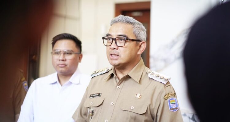 Pemerintah Kota (Pemkot) Bandung kembali meraih Opini Wajar Tanpa Pengecualian (WTP) atas Laporan Keuangan Pemerintah Daerah (LKPD) Tahun Anggaran 2024 dari Badan Pemeriksa Keuangan Republik Indonesia (BPK RI) Perwakilan Provinsi Jawa Barat. Ini merupakan kali kelima Kota Bandung setelah dua tahun kebelakang mendapatkan opini Wajar Dengan Pengecualian (WDP). Laporan Hasil Pemeriksaan (LHP) atas LKPD Tahun Anggaran 2024 secara resmi diterima oleh Wali Kota Bandung, Muhammad Farhan dan Ketua DPRD Kota Bandung, Asep Mulyadi, di Kantor BPK RI Perwakilan Provinsi Jawa Barat pada Senin, 26 Mei 2025 lalu.