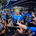 Wali Kota Bandung, Muhammad Farhan, mengungkapkan antusiasmenya terhadap rencana penawaran saham perdana atau Initial Public Offering (IPO) PT Persib Bandung Bermartabat (PBB). Ia menyatakan siap secara pribadi untuk membeli saham klub kebanggaan warga Jawa Barat tersebut jika resmi melantai di bursa. Farhan menyebut, Pemerintah Kota (Pemkot) Bandung kemungkinan tidak akan terlibat langsung dalam pembelian saham Persib. Namun secara pribadi, ia sudah mengambil langkah konkret.