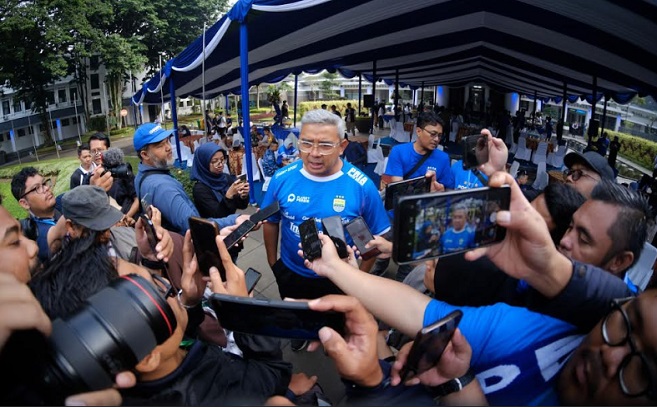 Wali Kota Bandung, Muhammad Farhan, mengungkapkan antusiasmenya terhadap rencana penawaran saham perdana atau Initial Public Offering (IPO) PT Persib Bandung Bermartabat (PBB). Ia menyatakan siap secara pribadi untuk membeli saham klub kebanggaan warga Jawa Barat tersebut jika resmi melantai di bursa. Farhan menyebut, Pemerintah Kota (Pemkot) Bandung kemungkinan tidak akan terlibat langsung dalam pembelian saham Persib. Namun secara pribadi, ia sudah mengambil langkah konkret.