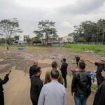 Pemerintah Kota (Pemkot) Bandung resmi menyegel lahan Palaguna yang berada di pusat kota, menyusul temuan sejumlah pelanggaran yang dinilai merugikan tata kelola dan wajah kota. Penyegelan dilakukan setelah area tersebut digunakan secara ilegal untuk kegiatan hiburan tanpa izin resmi. Wali Kota Bandung, Muhammad Farhan, menegaskan, keputusan ini diambil karena adanya berbagai pelanggaran yang terjadi di lahan tersebut.
