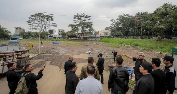 Pemerintah Kota (Pemkot) Bandung resmi menyegel lahan Palaguna yang berada di pusat kota, menyusul temuan sejumlah pelanggaran yang dinilai merugikan tata kelola dan wajah kota. Penyegelan dilakukan setelah area tersebut digunakan secara ilegal untuk kegiatan hiburan tanpa izin resmi. Wali Kota Bandung, Muhammad Farhan, menegaskan, keputusan ini diambil karena adanya berbagai pelanggaran yang terjadi di lahan tersebut.