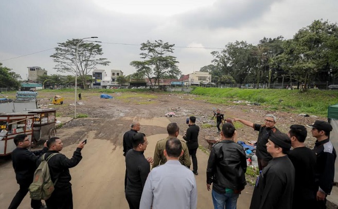Pemerintah Kota (Pemkot) Bandung resmi menyegel lahan Palaguna yang berada di pusat kota, menyusul temuan sejumlah pelanggaran yang dinilai merugikan tata kelola dan wajah kota. Penyegelan dilakukan setelah area tersebut digunakan secara ilegal untuk kegiatan hiburan tanpa izin resmi. Wali Kota Bandung, Muhammad Farhan, menegaskan, keputusan ini diambil karena adanya berbagai pelanggaran yang terjadi di lahan tersebut.