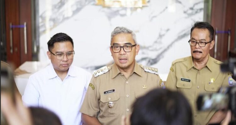 Piala Presiden rencananya kembali digulirkan pada pertengahan tahun ini dan Kota Bandung bakal menjadi tuan rumahnya. Menanggapi hal tersebut, Wali Kota Bandung, Muhammad Farhan mengatakan siap untuk menjadi tuan rumah. “Siap, kita menjadi tuan rumah Piala Presiden 2025,” ujar Farhan di Balai Kota Bandung, Selasa 27 Mei 2025.