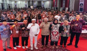 Komitmen Fraksi Partai GERINDRA dalam mendorong percepatan implementasi program nasional di Jawa Barat mendapat dukungan langsung dari Gubernur Jawa Barat, Dedi Mulyadi yang hadir pada kegiatan hari kedua Bimtek Fraksi Partai GERINDRA, Kamis (29/05/2025) di Hotel Lorin, Sentul Bogor. Bimbingan Teknis (Bimtek) yang digelar dengan tema “Optimalisasi Peran dan Fungsi DPRD dalam Rangka Penyelarasan Kebijakan Pemerintah Pusat dan Daerah untuk Akselerasi Pembangunan Jawa Barat”, Gubernur Dedi hadir memberikan pengarahan sekaligus memperkuat sinergi antara unsur legislatif dan eksekutif kader GERINDRA di seluruh tingkatan pemerintahan daerah. Sebanyak 207 anggota Fraksi GERINDRA DPRD se-Jawa Barat mengikuti kegiatan ini, yang terdiri dari 20 anggota DPRD Provinsi Jawa Barat dan 187 anggota DPRD dari kabupaten/kota. Bimtek ini diselenggarakan sebagai bagian dari upaya penguatan kapasitas legislatif dalam menjalankan fungsi representasi, legislasi, dan pengawasan, dengan penekanan pada penyelarasan kebijakan antara pemerintah pusat dan daerah. Dalam sambutannya, Gubernur Dedi Mulyadi mengapresiasi langkah Fraksi GERINDRA yang secara konsisten membangun soliditas internal sekaligus mengedepankan orientasi pelayanan kepada masyarakat. Ia menegaskan bahwa kegiatan ini mencerminkan keseriusan Partai GERINDRA dalam memperkuat barisan pemerintahan—baik eksekutif maupun legislatif—dalam menjalankan mandat rakyat dan visi Presiden RI.