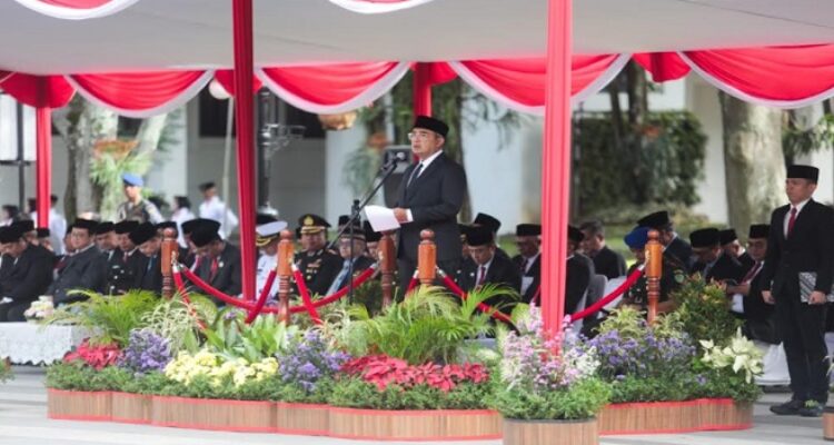 Momen memperingati Hari Kebangkitan Nasional yang jatuh pada Senin, 20 Mei 2025, Wali Kota Bandung Muhammad Farhan mendorong peningkatan kedaulatan digital. Ia mengajak seluruh masyarakat untuk tidak hanya mengenang semangat kebangkitan masa lalu, tetapi juga menjawab tantangan zaman modern, salah satunya di bidang digital. “Kita diingatkan kembali untuk tetap menjaga kedaulatan digital. Tanpa itu, semua perjuangan kebangkitan bangsa bisa sia-sia,” ujar Farhan.