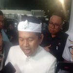 Keengganan Gubernur Jawa Barat Dedi Mulyadi dan Ketua DPRD Jabar Bucky Wikagoe menjawab pertanyaan wartawan tentang jaminan postur APBD 2025 untuk menjaga ekosistem pers yang sehat, memunculkan keprihatinan di kalangan jurnalis. Momen tersebut terjadi usai rapat paripurna di Gedung DPRD Jawa Barat, Kamis (22/5). Dedi, yang akrab disapa KDM, beberapa kali menghindari pertanyaan terkait komitmen Pemprov Jabar terhadap masa depan media lokal. Ia lebih memilih menjawab pertanyaan dari wartawan lain dengan topik berbeda. Ketua DPRD Jabar, Bucky, juga memilih diam. Usai mengantar Gubernur ke mobil pribadinya, ia langsung pergi ketika ditanya isu yang sama. “Mau rapat lagi,” katanya singkat, tanpa penjelasan lebih lanjut.