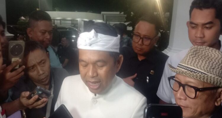 Keengganan Gubernur Jawa Barat Dedi Mulyadi dan Ketua DPRD Jabar Bucky Wikagoe menjawab pertanyaan wartawan tentang jaminan postur APBD 2025 untuk menjaga ekosistem pers yang sehat, memunculkan keprihatinan di kalangan jurnalis. Momen tersebut terjadi usai rapat paripurna di Gedung DPRD Jawa Barat, Kamis (22/5). Dedi, yang akrab disapa KDM, beberapa kali menghindari pertanyaan terkait komitmen Pemprov Jabar terhadap masa depan media lokal. Ia lebih memilih menjawab pertanyaan dari wartawan lain dengan topik berbeda. Ketua DPRD Jabar, Bucky, juga memilih diam. Usai mengantar Gubernur ke mobil pribadinya, ia langsung pergi ketika ditanya isu yang sama. “Mau rapat lagi,” katanya singkat, tanpa penjelasan lebih lanjut.