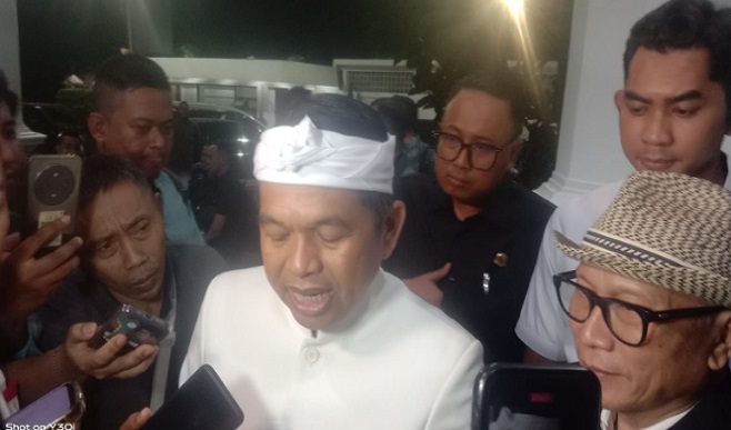 Keengganan Gubernur Jawa Barat Dedi Mulyadi dan Ketua DPRD Jabar Bucky Wikagoe menjawab pertanyaan wartawan tentang jaminan postur APBD 2025 untuk menjaga ekosistem pers yang sehat, memunculkan keprihatinan di kalangan jurnalis. Momen tersebut terjadi usai rapat paripurna di Gedung DPRD Jawa Barat, Kamis (22/5). Dedi, yang akrab disapa KDM, beberapa kali menghindari pertanyaan terkait komitmen Pemprov Jabar terhadap masa depan media lokal. Ia lebih memilih menjawab pertanyaan dari wartawan lain dengan topik berbeda. Ketua DPRD Jabar, Bucky, juga memilih diam. Usai mengantar Gubernur ke mobil pribadinya, ia langsung pergi ketika ditanya isu yang sama. “Mau rapat lagi,” katanya singkat, tanpa penjelasan lebih lanjut.