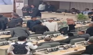 Anggota DPRD Provinsi Jawa Barat dari Partai Solidaritas Indonesia (PSI) yang tergabung di Fraksi Partai Golongan Karya DPRD Provinsi Jawa Barat ,Iwan Koswara,S.PD,I menghadiri Rapat Paripurna DPRD Jabar dengan agenda jawaban Gubernur atas usulan dan pendapat terkait 4 Ranperda, serta pembentukan 4 pansus. Kang Ikos sapaan akrab Iwan Koswara rakyat daerah pemilihan Jabar VIII meliputi Kota Bekasi dan Kota Depok ini mendapat amanah menjadi anggota Pansus V yang bertugas membahas Ranperda tentang Usaha Pertambangan Mineral Bukan Logam dan Batuan,ungkap pria berkacamata ini di gedung DPRD Jabar jalan Diponegoro no 27 Kota Bandung., Senin (26/5/2025).