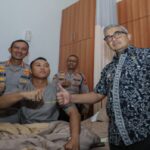 Wali Kota Bandung Muhammad Farhan bersama Kapolrestabes Bandung Kombes Pol Budi Sartono menjenguk sejumlah anggota kepolisian yang terluka saat menjalankan tugas pengamanan pertandingan Persib Bandung, Senin 26 Mei 2025. Kunjungan ini sebagai bentuk empati dan perhatian atas dedikasi aparat dalam menjaga ketertiban dan keamanan kota selama euforia perayaan kemenangan tim kebanggaan warga Bandung tersebut. “Terpenting adalah memberikan perhatian, baik kepada para petugas yang menjadi korban insiden, maupun kepada beberapa warga lain yang juga terdampak,” ujar Farhan di RS Bhayangkara Sartika Asih.