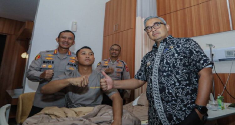 Wali Kota Bandung Muhammad Farhan bersama Kapolrestabes Bandung Kombes Pol Budi Sartono menjenguk sejumlah anggota kepolisian yang terluka saat menjalankan tugas pengamanan pertandingan Persib Bandung, Senin 26 Mei 2025. Kunjungan ini sebagai bentuk empati dan perhatian atas dedikasi aparat dalam menjaga ketertiban dan keamanan kota selama euforia perayaan kemenangan tim kebanggaan warga Bandung tersebut. “Terpenting adalah memberikan perhatian, baik kepada para petugas yang menjadi korban insiden, maupun kepada beberapa warga lain yang juga terdampak,” ujar Farhan di RS Bhayangkara Sartika Asih.