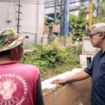 Wali Kota Bandung, Muhammad Farhan, kembali mengingatkan warga yang tinggal di bantaran sungai agar segera pindah ke tempat yang lebih aman. Hal ini disampaikan saat ia meninjau berbagai titik bencana longsor dan banjir di Kota Bandung, Sabtu 24 Mei 2025.