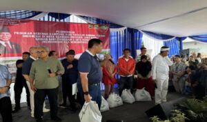 Di tengah ikhtiar pemerintah dalam mewujudkan hunian layak bagi seluruh rakyat Indonesia, kehadiran bantuan pangan menjadi penopang penting bagi masyarakat di tengah proses revitalisasi permukiman. BAZNAS Provinsi Jawa Barat mengambil peran strategis dengan menyalurkan 100 paket sembako bagi 100 penerima manfaat Program Bebenah Kampung yang diluncurkan oleh Kementerian Perumahan dan Kawasan Permukiman RI, bekerja sama dengan Yayasan Buddha Tzu Chi Indonesia , Sabtu (3/5), di Plaza Pagarsih, Kota Bandung Bantuan ini diserahkan secara simbolis oleh Wakil Ketua IV BAZNAS Provinsi Jawa Barat, Achmad Faisal sebagai bentuk kepedulian terhadap warga yang terdampak langsung dalam proses pembangunan dan renovasi rumah yang merupakan bagian dari Program 3 Juta Rumah. Program ini tidak hanya menyasar peningkatan kualitas hunian, tetapi juga memperhatikan aspek kesejahteraan sosial masyarakat.