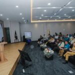 Wakil Wali Kota Bandung, Erwin menyatakan, pembangunan yang berhasil adalah pembangunan yang melibatkan masyarakat secara aktif, bukan hanya menjadi penonton. “Tanpa keterlibatan langsung dari warga, program sebaik apa pun tidak akan berjalan optimal,” ujar Erwin pada kegiatan Rapat Kerja Forum RT RW Kota Bandung, di Kantor BPJS Ketenagakerjaan, Senin 26 Mei 2025. Menurutnya, pemerintah tidak bisa bekerja sendiri. Keberadaan RT dan RW sebagai struktur pemerintahan paling dekat dengan warga sangat strategis dan harus diperkuat.
