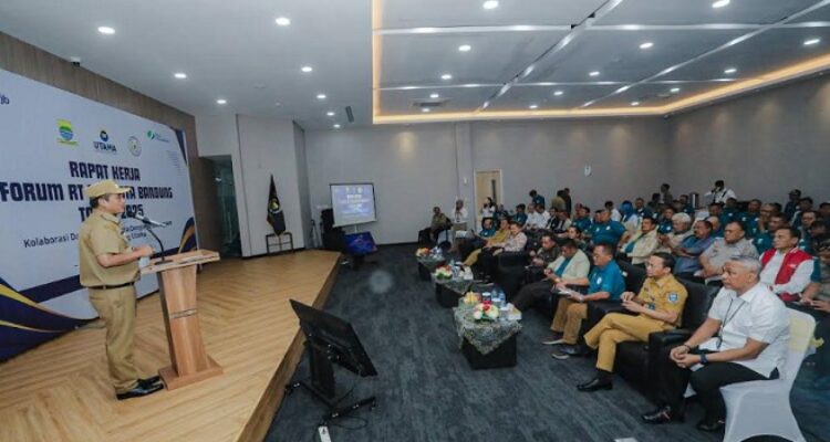 Wakil Wali Kota Bandung, Erwin menyatakan, pembangunan yang berhasil adalah pembangunan yang melibatkan masyarakat secara aktif, bukan hanya menjadi penonton. “Tanpa keterlibatan langsung dari warga, program sebaik apa pun tidak akan berjalan optimal,” ujar Erwin pada kegiatan Rapat Kerja Forum RT RW Kota Bandung, di Kantor BPJS Ketenagakerjaan, Senin 26 Mei 2025. Menurutnya, pemerintah tidak bisa bekerja sendiri. Keberadaan RT dan RW sebagai struktur pemerintahan paling dekat dengan warga sangat strategis dan harus diperkuat.