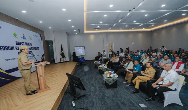 Wakil Wali Kota Bandung, Erwin menyatakan, pembangunan yang berhasil adalah pembangunan yang melibatkan masyarakat secara aktif, bukan hanya menjadi penonton. “Tanpa keterlibatan langsung dari warga, program sebaik apa pun tidak akan berjalan optimal,” ujar Erwin pada kegiatan Rapat Kerja Forum RT RW Kota Bandung, di Kantor BPJS Ketenagakerjaan, Senin 26 Mei 2025. Menurutnya, pemerintah tidak bisa bekerja sendiri. Keberadaan RT dan RW sebagai struktur pemerintahan paling dekat dengan warga sangat strategis dan harus diperkuat.