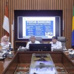 Pemerintah Kota (Pemkot) Bandung bersiap menyambut kemungkinan Persib meraih gelar juara Liga 1 2024/25. Meski banyak skenario yang mungkin terjadi, namun Pemkot Bandung menegaskan kesiapan menjaga kondusifitas. Untuk diketahui, secara matematis, Maung Bandung hanya perlu tambahan dua poin untuk mengunci titel juara dan memecahkan rekor juara back to back dalam sejarah klub. Terkait persiapan Pemkot Bandung merayakan gelar juara Persib, Wali Kota Bandung Muhammad Farhan menegaskan, komitmen untuk memastikan seluruh rangkaian kegiatan berlangsung kondusif.