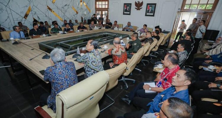 apat menjelang perayaan kemenangan persib di Pendopo Kota Bandung pada Jumat, 23 Mei 2025