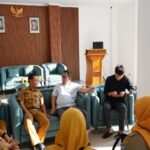 Wakil Ketua I DPRD Kota Bandung, Toni Wijaya, S.E., S.H., melaksanakan silaturahmi ke Kantor Kecamatan Batununggal, Senin, 5 Mei 2025. Kegiatan ini dilakukan dalam rangka memperkuat komunikasi dan kolaborasi antara legislatif dan eksekutif di tingkat kewilayahan, Kegiatan ini dihadiri oleh Camat Batununggal serta para Lurah se-Kecamatan Batununggal. Dalam suasana penuh keakraban, silaturahmi ini menjadi wadah untuk mendengarkan secara langsung aspirasi warga yang dihimpun melalui para pemangku wilayah.