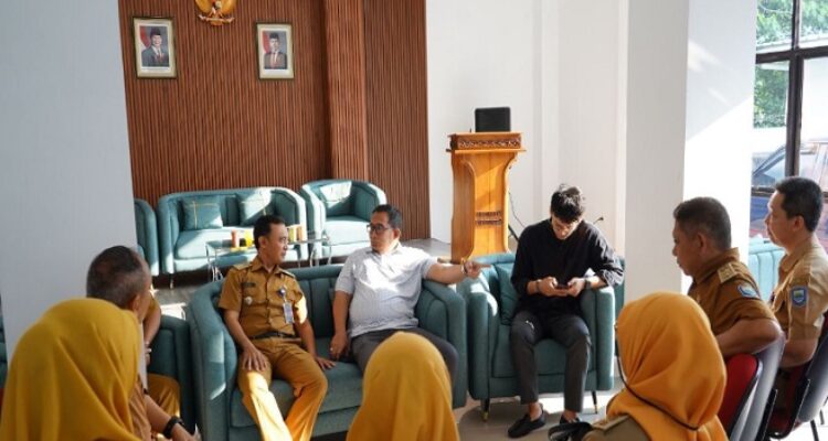 Wakil Ketua I DPRD Kota Bandung, Toni Wijaya, S.E., S.H., melaksanakan silaturahmi ke Kantor Kecamatan Batununggal, Senin, 5 Mei 2025. Kegiatan ini dilakukan dalam rangka memperkuat komunikasi dan kolaborasi antara legislatif dan eksekutif di tingkat kewilayahan, Kegiatan ini dihadiri oleh Camat Batununggal serta para Lurah se-Kecamatan Batununggal. Dalam suasana penuh keakraban, silaturahmi ini menjadi wadah untuk mendengarkan secara langsung aspirasi warga yang dihimpun melalui para pemangku wilayah.