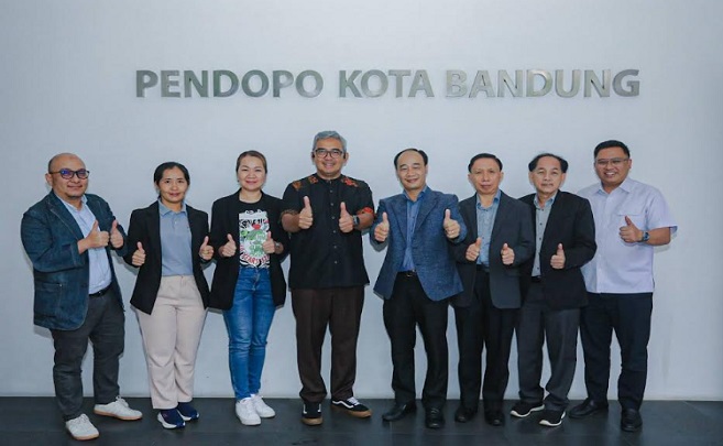 Pemerintah Kota Bandung menerima kunjungan resmi delegasi dari Laos yang terdiri dari perwakilan Kementerian Ketenagakerjaan dan Kesejahteraan Sosial, Kementerian Kesehatan, perwakilan serikat buruh, serta organisasi internasional Union Aid Abroad – APHEDA Laos di Pendopo Kota Bandung, Kamis, 22 Mei 2025. Kunjungan ini bertujuan untuk mempelajari kebijakan pelarangan penggunaan asbes di Kota Bandung yang dinilai berhasil menjadi contoh di kawasan Asia Tenggara. Wali Kota Bandung, Muhammad Farhan, menyambut hangat rombongan delegasi dan menyatakan komitmennya untuk berbagi pengalaman serta praktik yang telah diterapkan oleh Kota Bandung.