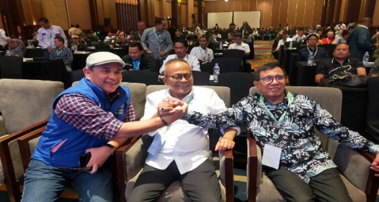 Ketua Umum Persatuan Wartawan Indonesia (PWI) hasil Kongres Bandung, Hendry Ch Bangun, dan Ketua Umum PWI hasil Kongres Luar Biasa (KLB), Zulmansyah Sekedang, menyepakati susunan Panitia Kongres Persatuan, Kamis (29/05/2025), dalam pertemuan lanjutan di Jakarta. Panitia Kongres Persatuan diharapkan mulai bekerja pada Senin, 2 Juni 2025. Panitia Kongres, yang terdiri atas Steering Committee (SC) dan Organising Committee (OC), akan mempersiapkan dan melaksanakan Kongres Persatuan yang dijadwalkan digelar di Jakarta paling lambat 30 Agustus 2025.