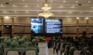 Panglima Kodam III/Siliwangi, Mayjen TNI Dadang Arif Abdurahman, S.E., M.Si., CHRMP., secara resmi membuka kegiatan Apel Komandan Satuan (AKS) Tersebar Kodam III/Siliwangi TA. 2025 yang diselenggarakan secara terpusatkan di Graha Manggala Siliwangi, Jln. Aceh Kota Bandung, Selasa (03/06/2025). Kegiatan Apel Dansat akan berlangsung selama dua hari, terhitung mulai pembukaan tanggal 03 s.d 04 Juni 2025 yang diikuti oleh 106 peserta yang terdiri dari seluruh unsur Komandan/Kepala, Danyon, Dandenintel, dan Dankikav satuan jajaran Kodam III/Slw.