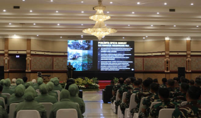 Panglima Kodam III/Siliwangi, Mayjen TNI Dadang Arif Abdurahman, S.E., M.Si., CHRMP., secara resmi membuka kegiatan Apel Komandan Satuan (AKS) Tersebar Kodam III/Siliwangi TA. 2025 yang diselenggarakan secara terpusatkan di Graha Manggala Siliwangi, Jln. Aceh Kota Bandung, Selasa (03/06/2025). Kegiatan Apel Dansat akan berlangsung selama dua hari, terhitung mulai pembukaan tanggal 03 s.d 04 Juni 2025 yang diikuti oleh 106 peserta yang terdiri dari seluruh unsur Komandan/Kepala, Danyon, Dandenintel, dan Dankikav satuan jajaran Kodam III/Slw.
