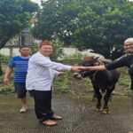 Perwakilan Kemendukbangga/ Badan Kependudukan dan Keluarga Berencana Nasional (BKKBN) Jabar di moment hari raya Idul Adha membagikan paket daging kurban untuk mengatasi angka stunting kepada KRS (Keluarga beResiko Stunting). Jawa Barat memang menjadi salah satu provinsi dengan angka stunting tertinggi di Indonesia karena banyaknya jumlah penduduk di Jabar. Karenanya upaya penurunan prevalensi stunting penting untuk terus dilakukan.