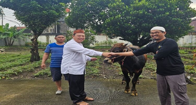Perwakilan Kemendukbangga/ Badan Kependudukan dan Keluarga Berencana Nasional (BKKBN) Jabar di moment hari raya Idul Adha membagikan paket daging kurban untuk mengatasi angka stunting kepada KRS (Keluarga beResiko Stunting). Jawa Barat memang menjadi salah satu provinsi dengan angka stunting tertinggi di Indonesia karena banyaknya jumlah penduduk di Jabar. Karenanya upaya penurunan prevalensi stunting penting untuk terus dilakukan.