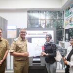 Pemerintah Kota (Pemkot) Bandung terus memperkuat komitmen dalam mewujudkan pelayanan publik yang mudah, cepat, dan transparan melalui peluncuran inovasi Smile Connected. Inisiatif layanan digital ini diresmikan Wali Kota Bandung, Muhammad Farhan di Mal Pelayanan Publik (MPP) Kota Bandung, Jalan Cianjur, pada Selasa, 3 Juni 2025. Farhan mengatakan, kehadiran Smile Connected merupakan bagian dari strategi besar Kota Bandung untuk menghadirkan pelayanan publik yang terhubung, inklusif, dan proaktif.