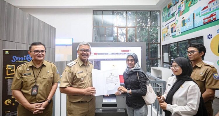 Pemerintah Kota (Pemkot) Bandung terus memperkuat komitmen dalam mewujudkan pelayanan publik yang mudah, cepat, dan transparan melalui peluncuran inovasi Smile Connected. Inisiatif layanan digital ini diresmikan Wali Kota Bandung, Muhammad Farhan di Mal Pelayanan Publik (MPP) Kota Bandung, Jalan Cianjur, pada Selasa, 3 Juni 2025. Farhan mengatakan, kehadiran Smile Connected merupakan bagian dari strategi besar Kota Bandung untuk menghadirkan pelayanan publik yang terhubung, inklusif, dan proaktif.