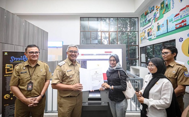 Pemerintah Kota (Pemkot) Bandung terus memperkuat komitmen dalam mewujudkan pelayanan publik yang mudah, cepat, dan transparan melalui peluncuran inovasi Smile Connected. Inisiatif layanan digital ini diresmikan Wali Kota Bandung, Muhammad Farhan di Mal Pelayanan Publik (MPP) Kota Bandung, Jalan Cianjur, pada Selasa, 3 Juni 2025. Farhan mengatakan, kehadiran Smile Connected merupakan bagian dari strategi besar Kota Bandung untuk menghadirkan pelayanan publik yang terhubung, inklusif, dan proaktif.