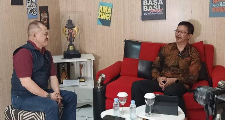 Universitas Sangga Buana Yayasan Pendidikan Keuangan dan Perbankan (USB YPKP) telah mencapai prestasi gemilang dengan meraih akreditasi Unggul dari Badan Akreditasi Nasional Perguruan Tinggi (BAN-PT). Pencapaian ini merupakan buah dari perjalanan panjang transformasi institusi yang dirancang melalui Rencana Induk Pengembangan Pendidikan (IRIP) selama 20 tahun terakhir, dibagi dalam empat periode lima tahunan . Hal itu disampaikan langsung oleh Dr. Didin Saepudin S.E., M.Si, Rektor USB YPKP periode 2022-2026, saat berkesempatan menjadi narasumber di Basa Basi Podcast Pokja PWI Kota Bandung, Selasa (10/6/2025).