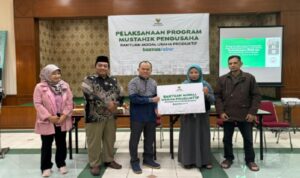 Badan Amil Zakat Nasional (BAZNAS) Provinsi Jawa Barat terus memperkuat peranannya dalam pemberdayaan ekonomi masyarakat dengan memberikan bantuan modal usaha serta melaksanakan kegiatan pembinaan kepada 40 penerima manfaat melalui program “Mustahik to Pengusaha”. Program ini merupakan hasil kolaborasi antara BAZNAS Jabar dan Yayasan SAPA, sebuah organisasi nirlaba independen yang berfokus pada pemberdayaan kelompok rentan, terutama perempuan dan anak-anak. Program “Mustahik to Pengusaha” dirancang untuk mendorong kemandirian ekonomi para mustahik, dengan pendekatan pelatihan, pendampingan, dan pemberian bantuan modal usaha. Sebagai bagian dari program yayasan SAPA yang menargetkan pemberdayaan 1.500 UMKM di 20 kabupaten/kota di Jawa Barat, hingga Mei 2025 BAZNAS Jabar dan Yayasan SAPA sudah menjangkau 733 orang yang tersebar di 10 wilayah. Ibu Sri Mulyani, Ketua dari Yayasan SAPA, menyampaikan bahwa mayoritas peserta program merupakan perempuan dari kelompok rentan.