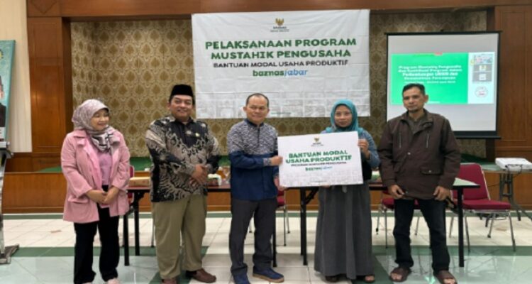 Badan Amil Zakat Nasional (BAZNAS) Provinsi Jawa Barat terus memperkuat peranannya dalam pemberdayaan ekonomi masyarakat dengan memberikan bantuan modal usaha serta melaksanakan kegiatan pembinaan kepada 40 penerima manfaat melalui program “Mustahik to Pengusaha”. Program ini merupakan hasil kolaborasi antara BAZNAS Jabar dan Yayasan SAPA, sebuah organisasi nirlaba independen yang berfokus pada pemberdayaan kelompok rentan, terutama perempuan dan anak-anak. Program “Mustahik to Pengusaha” dirancang untuk mendorong kemandirian ekonomi para mustahik, dengan pendekatan pelatihan, pendampingan, dan pemberian bantuan modal usaha. Sebagai bagian dari program yayasan SAPA yang menargetkan pemberdayaan 1.500 UMKM di 20 kabupaten/kota di Jawa Barat, hingga Mei 2025 BAZNAS Jabar dan Yayasan SAPA sudah menjangkau 733 orang yang tersebar di 10 wilayah. Ibu Sri Mulyani, Ketua dari Yayasan SAPA, menyampaikan bahwa mayoritas peserta program merupakan perempuan dari kelompok rentan.