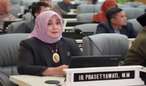 Fraksi Partai Gerindra DPRD Provinsi Jawa Barat menyampaikan dukungan penuh terhadap langkah strategis Presiden Prabowo Subianto yang mencabut izin usaha pertambangan (IUP) di kawasan GeoPark Raja Ampat, Papua Barat Daya. Keputusan tersebut dinilai sebagai bentuk nyata keberpihakan Presiden terhadap kelestarian lingkungan hidup dan aspirasi rakyat. Ketua Fraksi Gerindra DPRD Jabar, Ir. Prasetyawati, MM, menyebut pencabutan izin tambang di kawasan geopark sebagai kabar gembira bagi seluruh rakyat Indonesia, khususnya masyarakat Papua. Ia menegaskan, langkah tersebut telah menyelamatkan salah satu kawasan keanekaragaman hayati laut paling penting di dunia dari ancaman kerusakan ekologis.