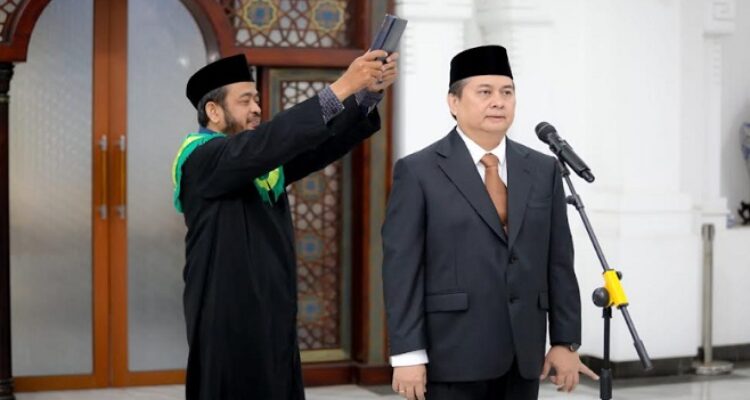 Iskandar Zulkarnain resmi dilantik sebagai Sekretaris Daerah (Sekda) definitif Kota Bandung, Kamis 5 Juni 2025. Atas hal itu, DPRD Kota Bandung menyatakan dukungan penuh terhadap optimalisasi kinerja Pemerintah Kota (Pemkot) Bandung. Ketua DPRD Kota Bandung, Asep Mulyadi menyebut keberadaan Sekda definitif sangat penting untuk memperkuat koordinasi antar Organisasi Perangkat Daerah (OPD) dan menjaga integritas pemerintahan.