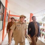Pemerintah Kota (Pemkot) Bandung berkomitmen untuk meningkatkan kenyamanan dan kualitas belajar bagi siswa-siswi SMP Negeri 67 Bandung. Hal ini ditegaskan Wakil Wali Kota Bandung, Erwin, saat meninjau langsung aktivitas hari pertama masuk sekolah di lokasi sementara SMPN 67, Senin 14 Juli 2025. Kunjungan tersebut juga sekaligus merespons aspirasi yang disampaikan masyarakat, khususnya Komite Sekolah SMPN 67, mengenai kondisi pembelajaran yang masih menumpang di SMPN 47 Bandung.