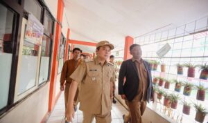 Pemerintah Kota (Pemkot) Bandung berkomitmen untuk meningkatkan kenyamanan dan kualitas belajar bagi siswa-siswi SMP Negeri 67 Bandung. Hal ini ditegaskan Wakil Wali Kota Bandung, Erwin, saat meninjau langsung aktivitas hari pertama masuk sekolah di lokasi sementara SMPN 67, Senin 14 Juli 2025. Kunjungan tersebut juga sekaligus merespons aspirasi yang disampaikan masyarakat, khususnya Komite Sekolah SMPN 67, mengenai kondisi pembelajaran yang masih menumpang di SMPN 47 Bandung.