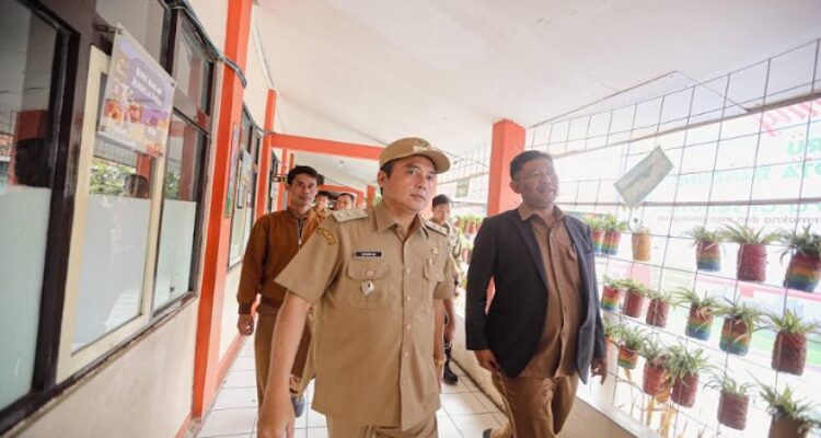 Pemerintah Kota (Pemkot) Bandung berkomitmen untuk meningkatkan kenyamanan dan kualitas belajar bagi siswa-siswi SMP Negeri 67 Bandung. Hal ini ditegaskan Wakil Wali Kota Bandung, Erwin, saat meninjau langsung aktivitas hari pertama masuk sekolah di lokasi sementara SMPN 67, Senin 14 Juli 2025. Kunjungan tersebut juga sekaligus merespons aspirasi yang disampaikan masyarakat, khususnya Komite Sekolah SMPN 67, mengenai kondisi pembelajaran yang masih menumpang di SMPN 47 Bandung.
