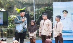 Pemerintah Kota (Pemkot) Bandung terus berkomitmen memastikan tidak ada satu pun anak di kota ini yang tertinggal dalam pendidikan, termasuk anak-anak dari keluarga kurang mampu. Pernyataan ini disampaikan langsung oleh Wakil Wali Kota Bandung, Erwin, saat menutup kegiatan Masa Pengenalan Lingkungan Sekolah (MPLS) Ramah di SD Bina Talenta, Jumat 18 Juli 2025.