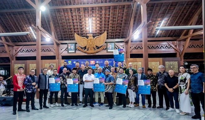 Pemerintah Kota Bandung menyatakan kesiapannya menjadi pionir dalam pengembangan teknologi energi baru dan ekosistem mobil listrik di Indonesia. Hal ini ditandai dengan hadirnya tujuh perusahaan teknologi dari berbagai negara yang siap berinvestasi di Bandung, termasuk pembangunan infrastruktur charging station dan jaringan energi mandiri berbasis tenaga surya. Tujuh perusahaan tersebut di antaranya Starcharge (perusahaan baterai), Farmsent (perusahaan blockchain pertanian, aset dunia nyata dan carbon credit dubai), Yogo (perusahaan robotik), China Oriental Capital Group, PT. Nusantara Bumi Sangkara dan Ekta Duo.