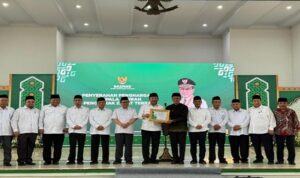 Badan Amil Zakat Nasional (BAZNAS) RI menganugerahkan BAZNAS Kabupaten Ciamis sebagai Kabupaten Zakat atas keberhasilannya membangun sistem pengelolaan zakat berbasis desa yang solid, inovatif, dan berdampak langsung bagi masyarakat. Penghargaan tersebut diserahkan oleh Ketua BAZNAS RI Prof. Dr. KH. Noor Achmad MA., kepada Ketua BAZNAS Kabupaten Ciamis Drs. H. Lili Miftah, MBA., di Ciamis Islamic Center, Jawa Barat, Selasa (1/7/2025). Turut hadir Bupati Ciamis Dr. H. Herdiat Sunarya, MM., jajaran Pimpinan BAZNAS RI, Ketua BAZNAS Provinsi Jawa Barat Dr. H. Anang Jauharudin, M.M.Pd, beserta jajaran.