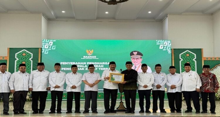 Badan Amil Zakat Nasional (BAZNAS) RI menganugerahkan BAZNAS Kabupaten Ciamis sebagai Kabupaten Zakat atas keberhasilannya membangun sistem pengelolaan zakat berbasis desa yang solid, inovatif, dan berdampak langsung bagi masyarakat. Penghargaan tersebut diserahkan oleh Ketua BAZNAS RI Prof. Dr. KH. Noor Achmad MA., kepada Ketua BAZNAS Kabupaten Ciamis Drs. H. Lili Miftah, MBA., di Ciamis Islamic Center, Jawa Barat, Selasa (1/7/2025). Turut hadir Bupati Ciamis Dr. H. Herdiat Sunarya, MM., jajaran Pimpinan BAZNAS RI, Ketua BAZNAS Provinsi Jawa Barat Dr. H. Anang Jauharudin, M.M.Pd, beserta jajaran.