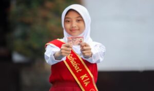 Dalam rangka memperingati Hari Anak Nasional (HAN) Tahun 2025, Pemerintah Kota Bandung menggelar serangkaian kegiatan kolaboratif yang melibatkan berbagai perangkat daerah. Puncak peringatan HAN tingkat kota akan berlangsung dalam beberapa tahapan hingga pertengahan Agustus 2025, dengan salah satu sorotan utamanya adalah rencana pencatatan Rekor MURI untuk pembagian Kartu Identitas Anak (KIA) kepada lebih dari 52.000 anak. “Kita sudah bergerak dari beberapa hari ke belakang, bekerja sama dengan Dinas Pendidikan, Dinas Kependudukan dan Pencatatan Sipil (Disdukcapil), serta Kejaksaan Negeri Kota Bandung,” ujar Kepala DP3A Kota Bandung, Uum Sumiati, Selasa, 22 Juli 2025.