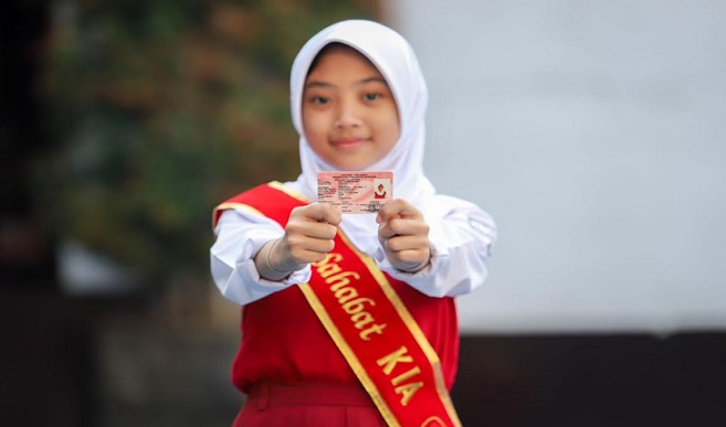 Dalam rangka memperingati Hari Anak Nasional (HAN) Tahun 2025, Pemerintah Kota Bandung menggelar serangkaian kegiatan kolaboratif yang melibatkan berbagai perangkat daerah. Puncak peringatan HAN tingkat kota akan berlangsung dalam beberapa tahapan hingga pertengahan Agustus 2025, dengan salah satu sorotan utamanya adalah rencana pencatatan Rekor MURI untuk pembagian Kartu Identitas Anak (KIA) kepada lebih dari 52.000 anak. “Kita sudah bergerak dari beberapa hari ke belakang, bekerja sama dengan Dinas Pendidikan, Dinas Kependudukan dan Pencatatan Sipil (Disdukcapil), serta Kejaksaan Negeri Kota Bandung,” ujar Kepala DP3A Kota Bandung, Uum Sumiati, Selasa, 22 Juli 2025.